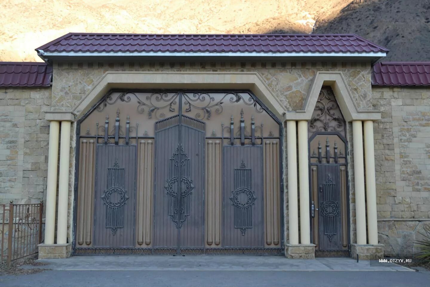 Ворота северного кавказа. Аркана ворота Дагестанский стиль. Дворцовые ворота Дагестан. Ворота в Дагестане.