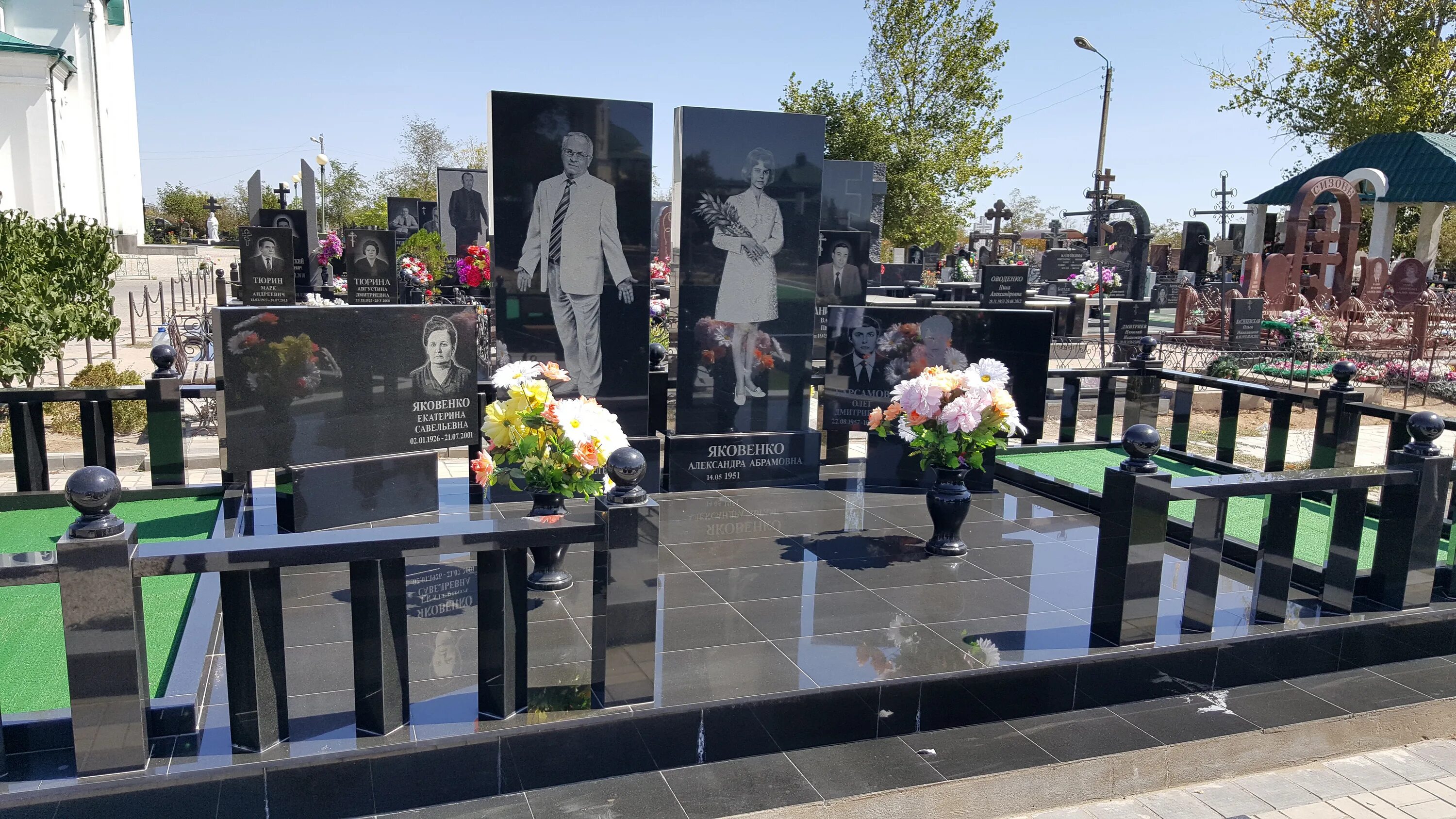 Новолюберецкое кладбище памятники. Памятники на могилу тамбов. Похоронный дом мемориал астрахань. Памятники на могилу тамбов. Полынковское кладбище тамбов памятники.