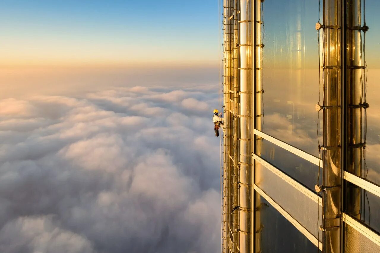 Высота последнего этажа. Небоскрёб Бурдж-Халифа в Дубае. Дубай Бурдж Халифа над облаками. Бурдж Халифа 124 этаж. Бужхалиба над облаками.