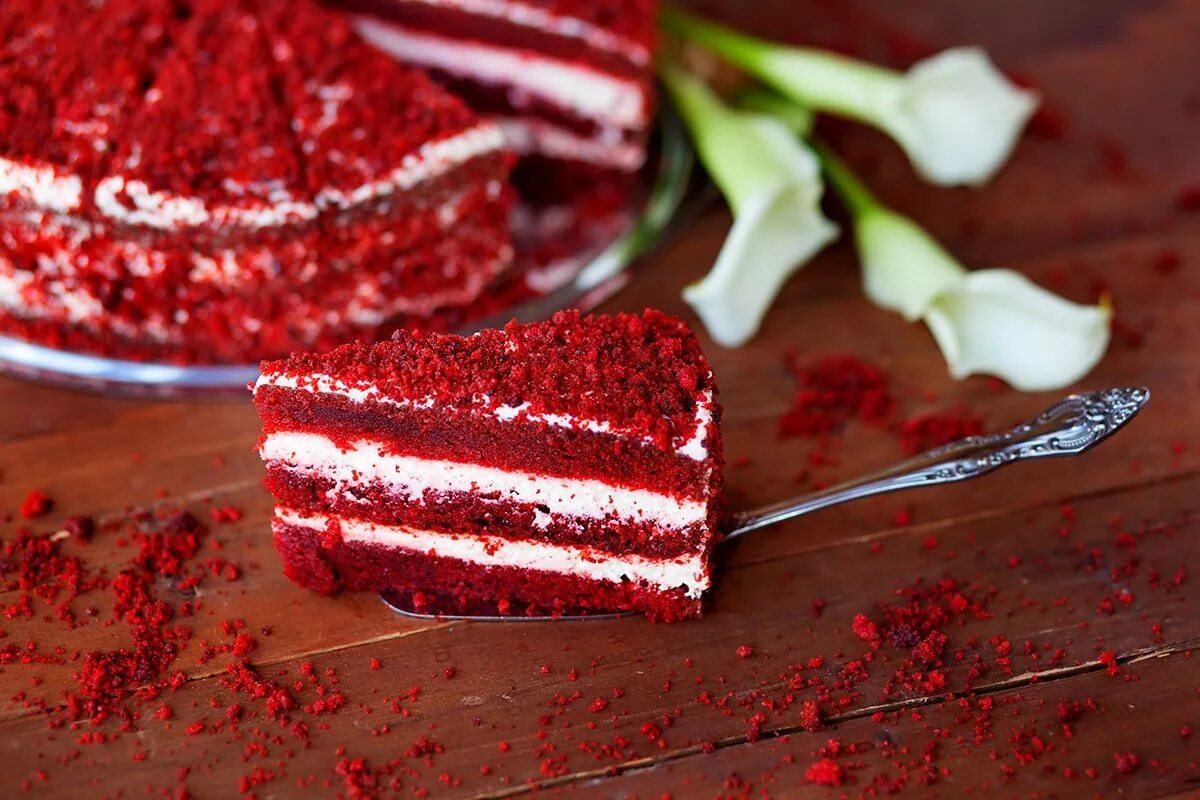 Красный голодный. Red Velvet торт. Торта "красный бархат" (Red Velvet).. Торт красный бархат Акконд. Торт красный бархат Бенье.