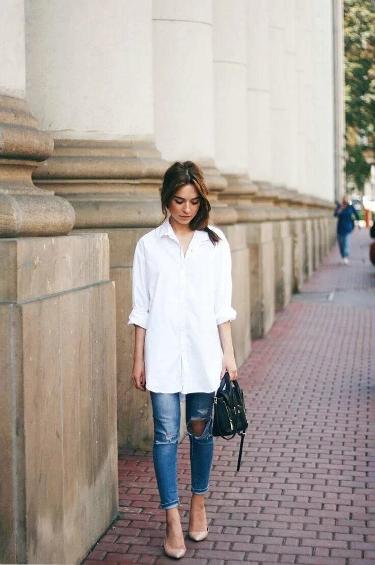 Рубашка оверсайз луки. Рубашка oversized street style. стрит стайл белая рубашка оверсайз. белая рубашка оверсайз и джинсы. образы с белой рубашкой оверсайз.