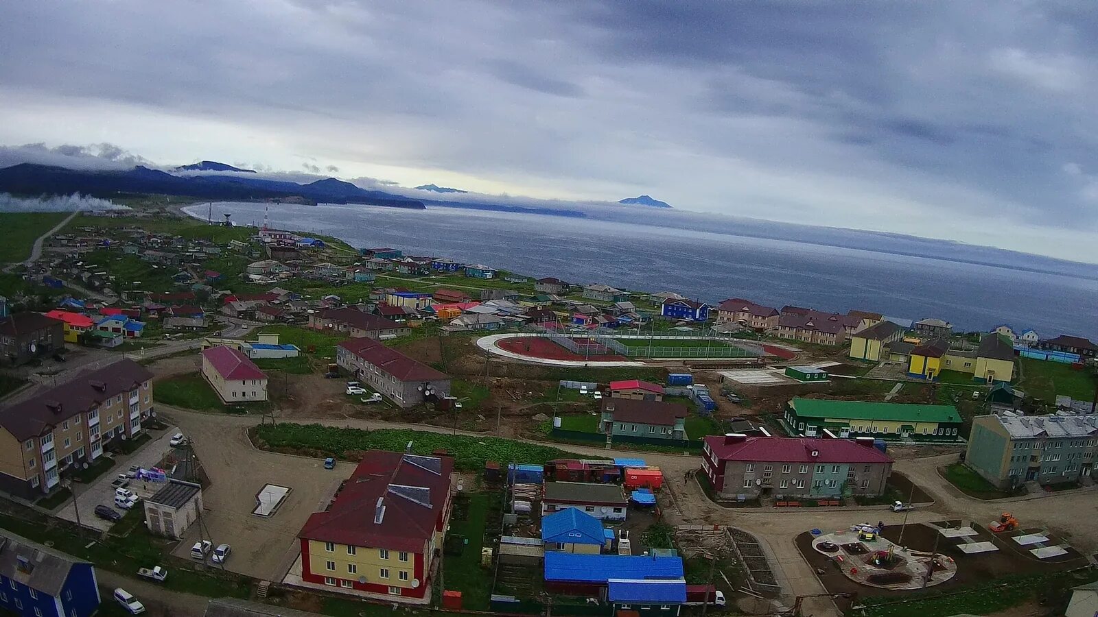 Южно курильск время. Кунашир Южно Курильск. Южно Курильск остров Итуруп. Остров Кунашир Курильские острова. Остров Итуруп Курильские острова город.