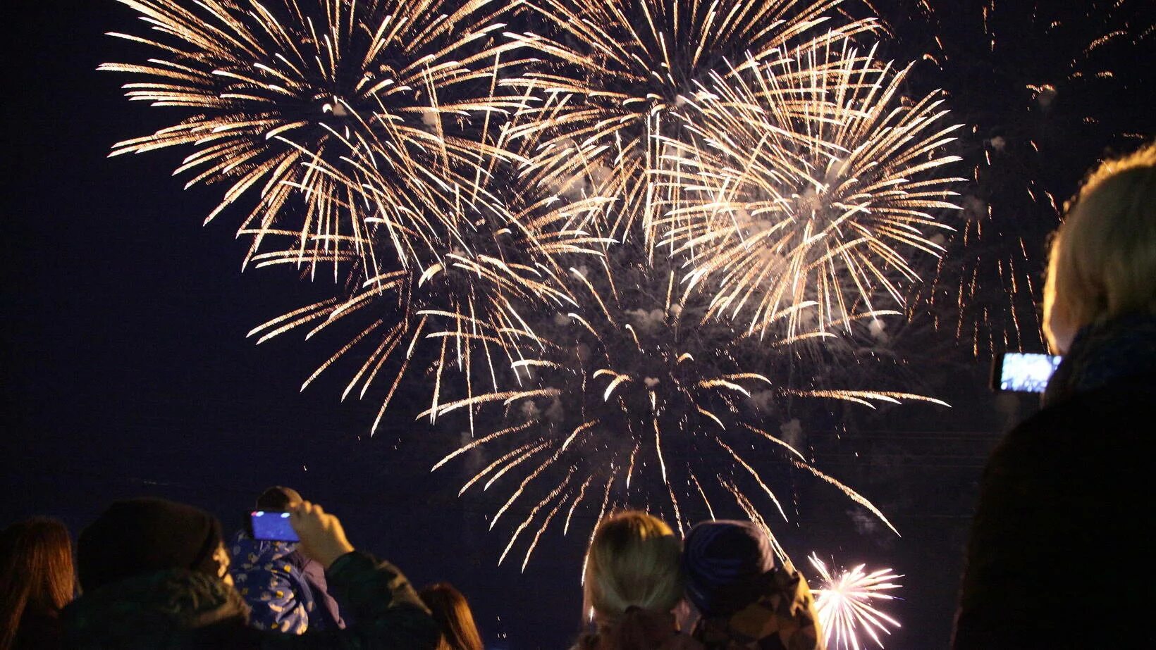 понтоны для запуска фейерверков. подготовка приложения к первому запуску салют. пиротехнические изделия. подготовка приложения к первому запуску салют. подготовка приложения к первому запуску салют.