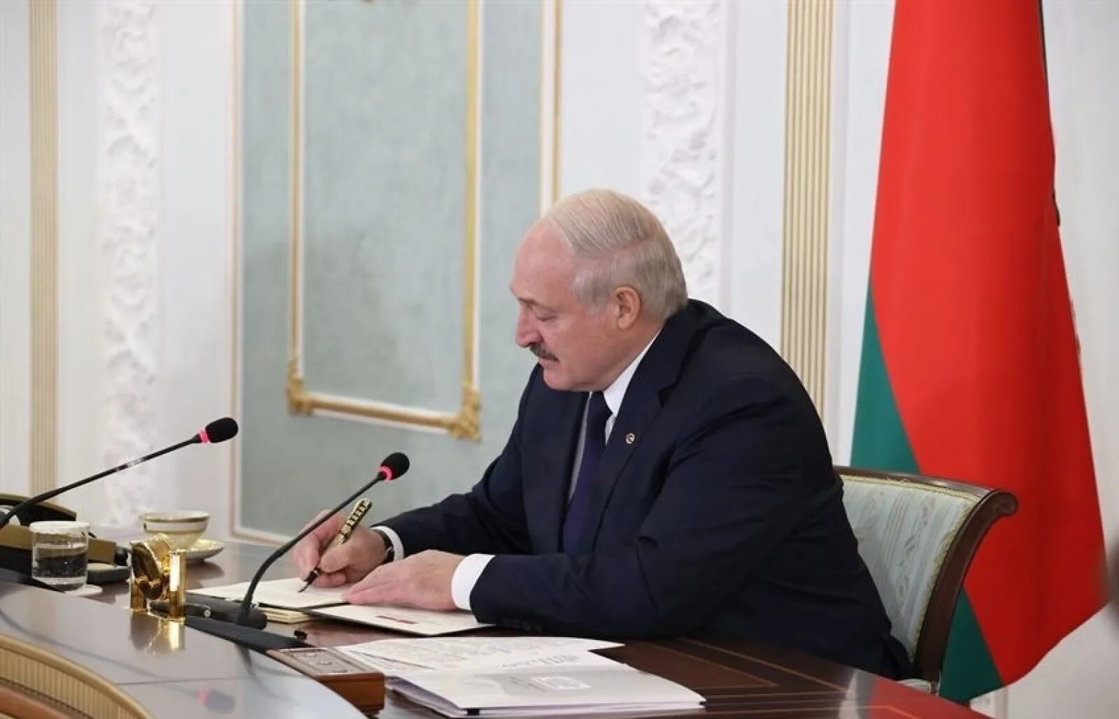 Президент белоруссии александр лукашенко. Лукашенко на границе. Судить лукашенко. Судить лукашенко. Лукашенко и журналисты.