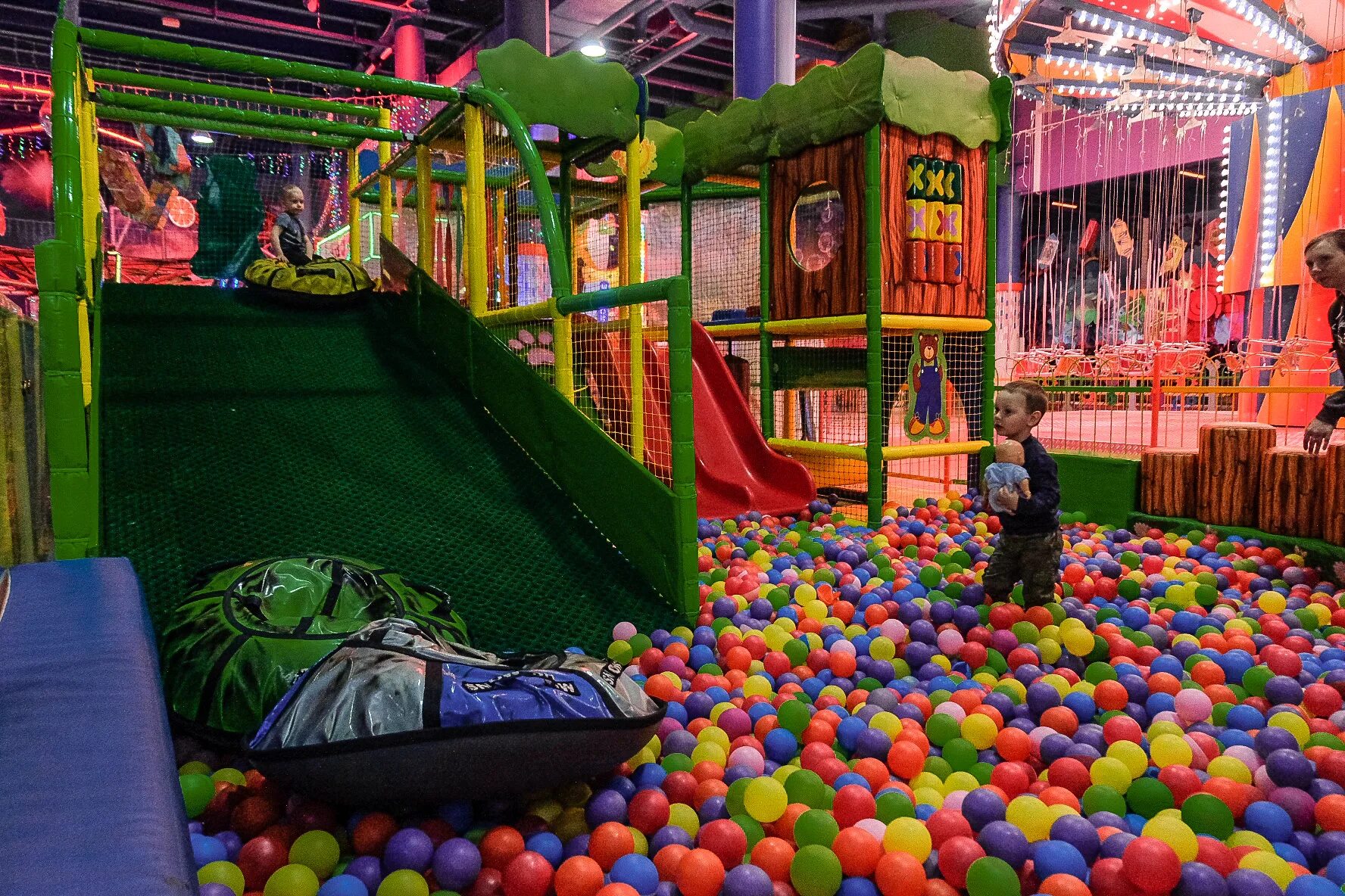 Trampoline park usa. Батутный центр кувырком 2 псков. Надувной батут паровоз. Батутная арена в сочи. Батуты курск централ парк.