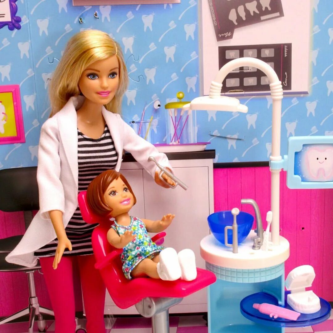 Кукла барби. Барби знает. Включи видео куклы барби. Игрушки для девочек. Кукла барби продавщица.