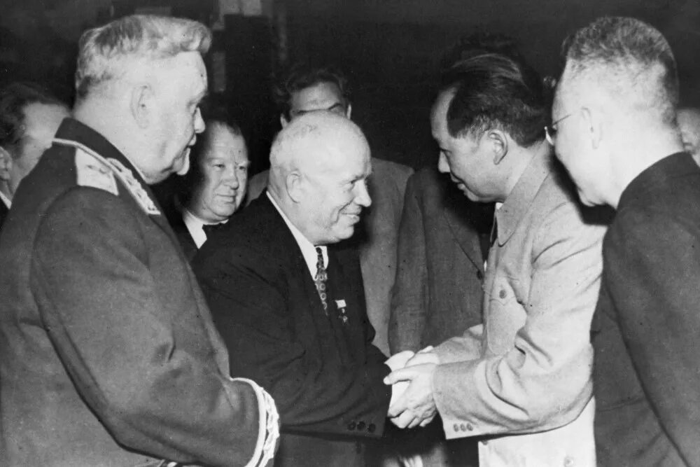 Восстановить дипломатические отношения. Хрущев и Мао. Н. С. Хрущев и Мао Цзэдун, 1954 г.. Мао Цзэдун и Хрущёв 1955.