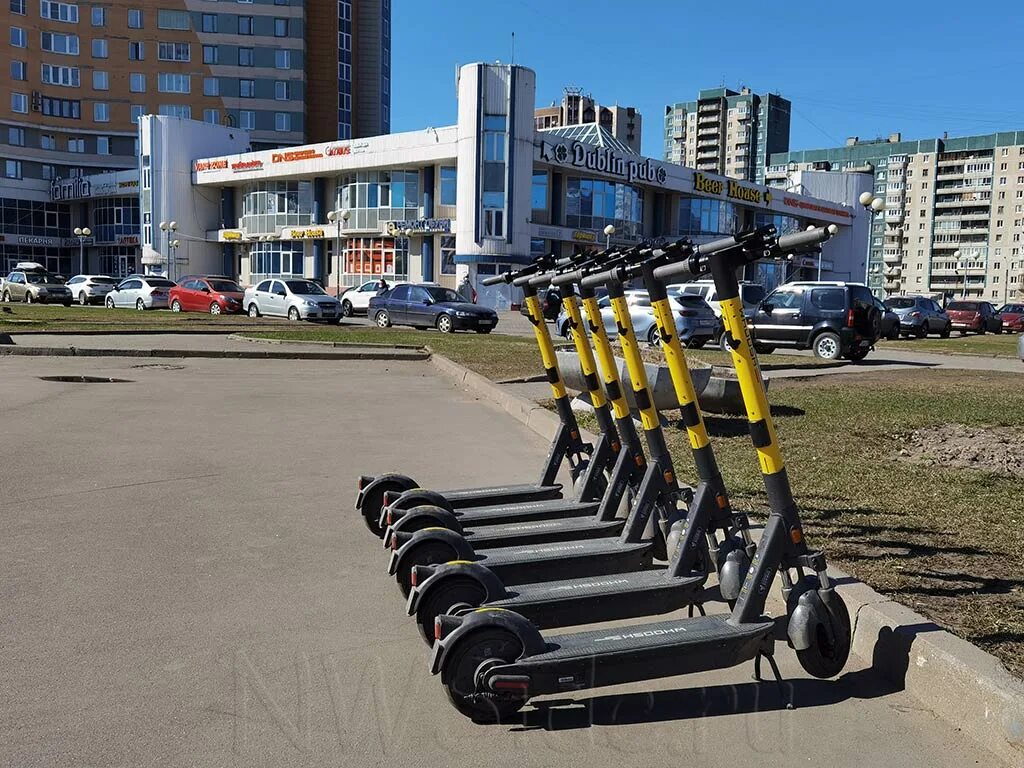 Самокат спб на улице. Шеринг самокатов Whoosh. Самокаты Шеринг Питер. Шеринг электросамокатов в Санкт-Петербурге. Шеринг самокатов Whoosh Питер.