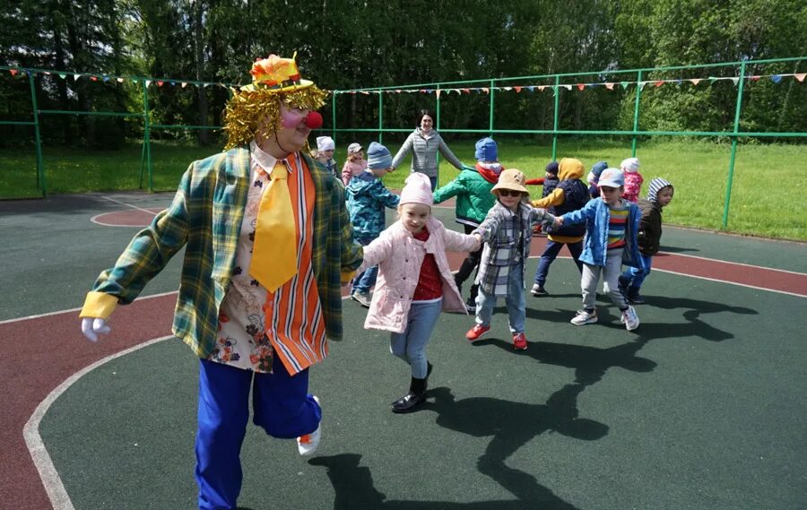 Сценарии развлечений для детей дошкольного возраста. Клоун развлекает детей. веселый клоун аттракцион. праздник в клоунской тематике. клоун шары в парке день защиты детей.