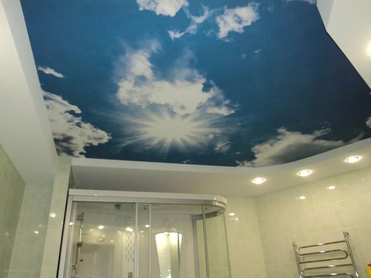 Натяжные потолки в домодедово цены. Фотопечать на потолке. Натяжной потолок небо. Потолок с фотопечатью в ванную. Фотопечать в ванной на потолке.