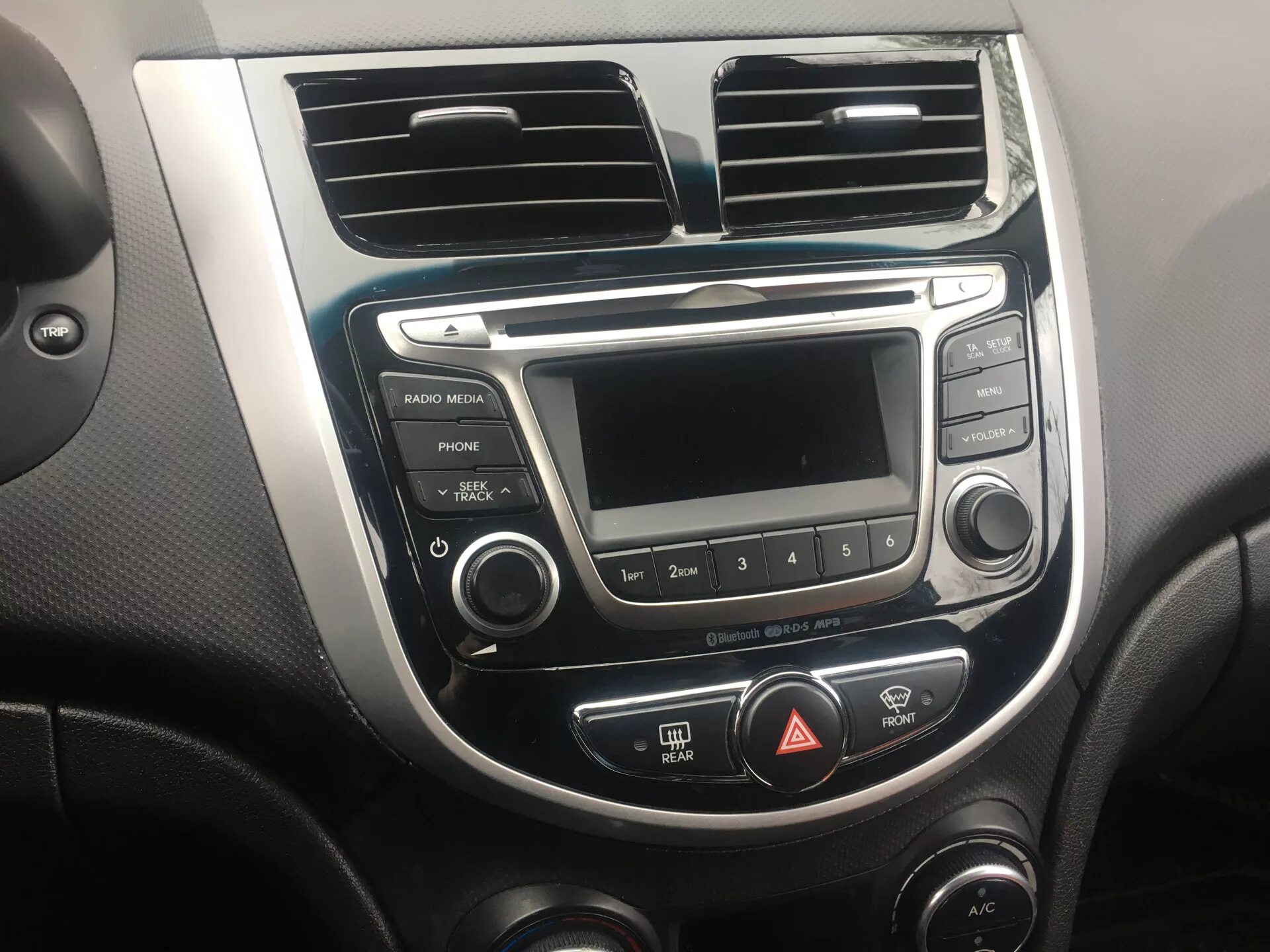 Установка магнитолы на хендай солярис. Штатная магнитола hyundai solaris. магнитола hyundai solaris 2013. штатная магнитола солярис 1. штатная магнитола хендай солярис 2012.