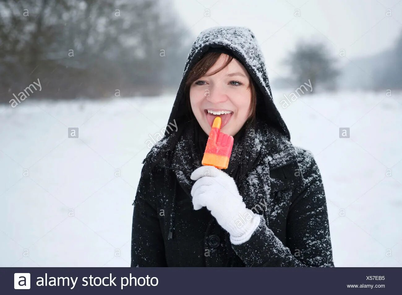 фотосессия зимой на улице. мальчик ест снег. мальчик ест снег. кушать зимой. девочка ест снег.