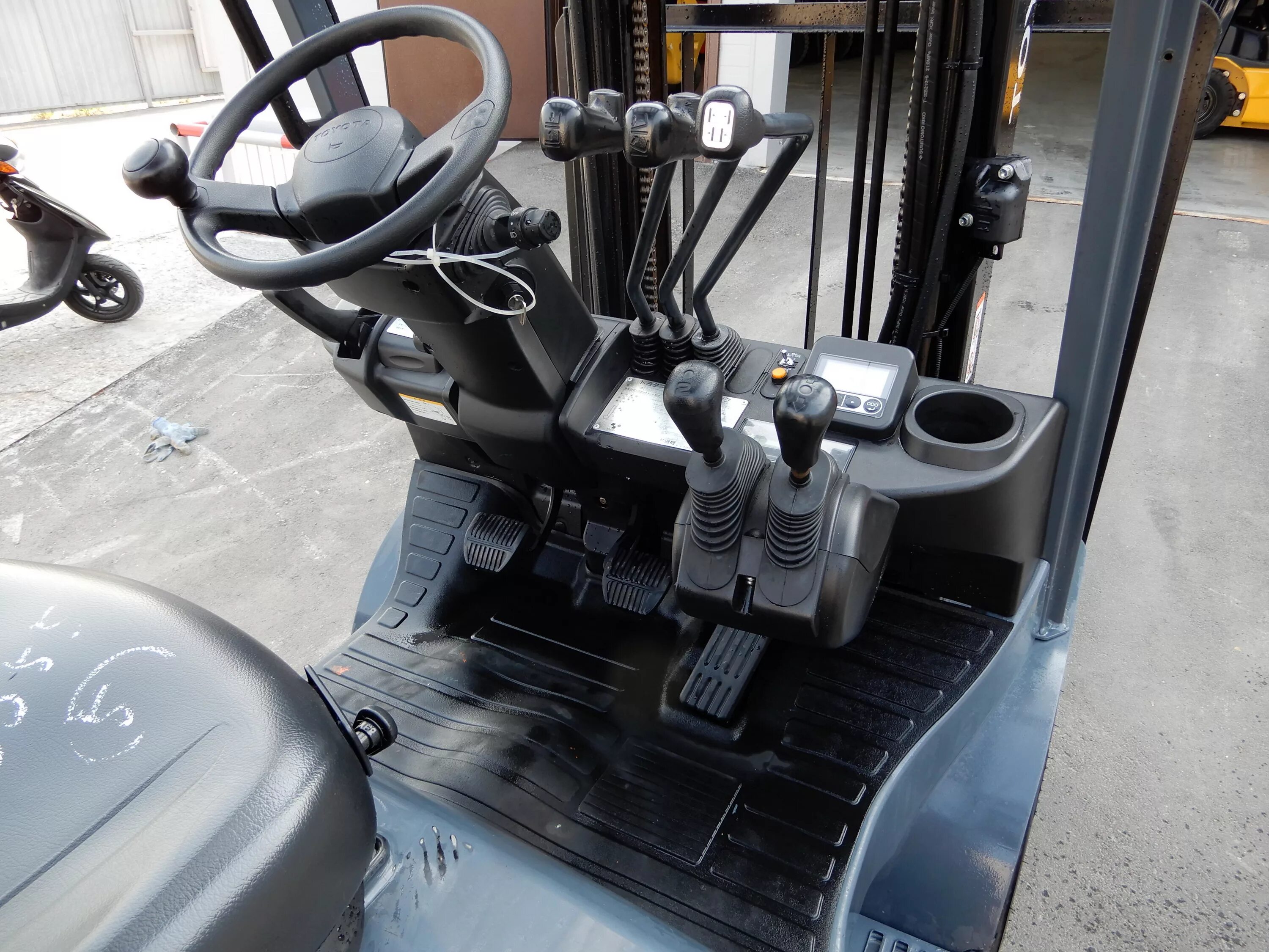 Мтз 82 джойстик управления. Jcb 3cx управление 2013. Вилочный погрузчик hyundai управления рычаги. Рычаг управления гидравликой sdlg 933. Шильдик вилочного погрузчика toyota.
