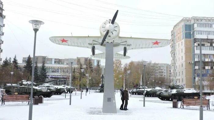 Самолет новокузнецк. Памятник самолет Новокузнецк. Самолет на алюминиевом заводе в Новокузнецке. Самолет Су памятник Новокузнецк. Самолет Су-15 памятник Новокузнецк.