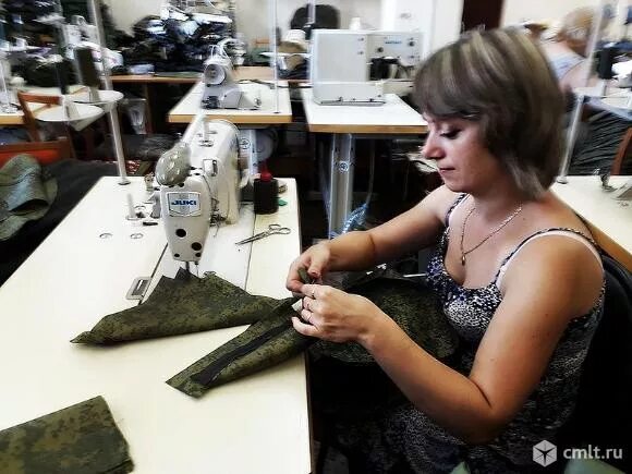 Требуется швея. Производство калинка фото рабочего. Приглашаем на работу швей. Швейное производство. Швея за промкой.