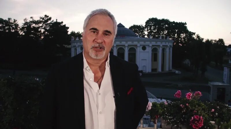 Валери1 меладзе. Гогой меладзе. Меладзе на белом фоне. Гога меладзе. Меладзе 1995.