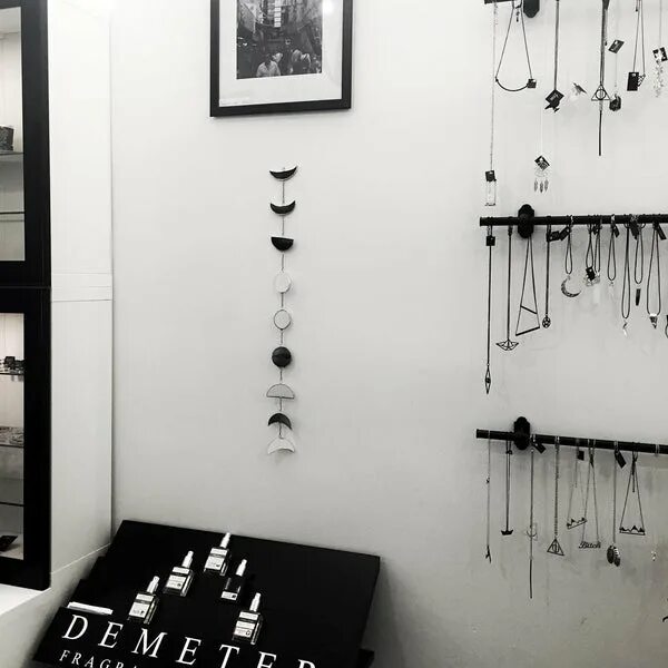 Monochrome магазин. Монохром магазин. Монохром магазин одежды. Monochrome магазин Санкт Петербург.