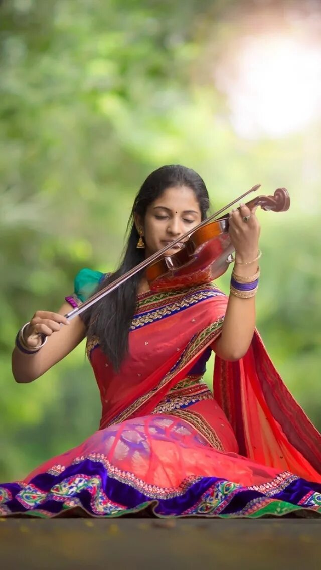 Атхира - индийская скрипачка. Индийские девушки. Индийская скрипка. Индийские цыгане.