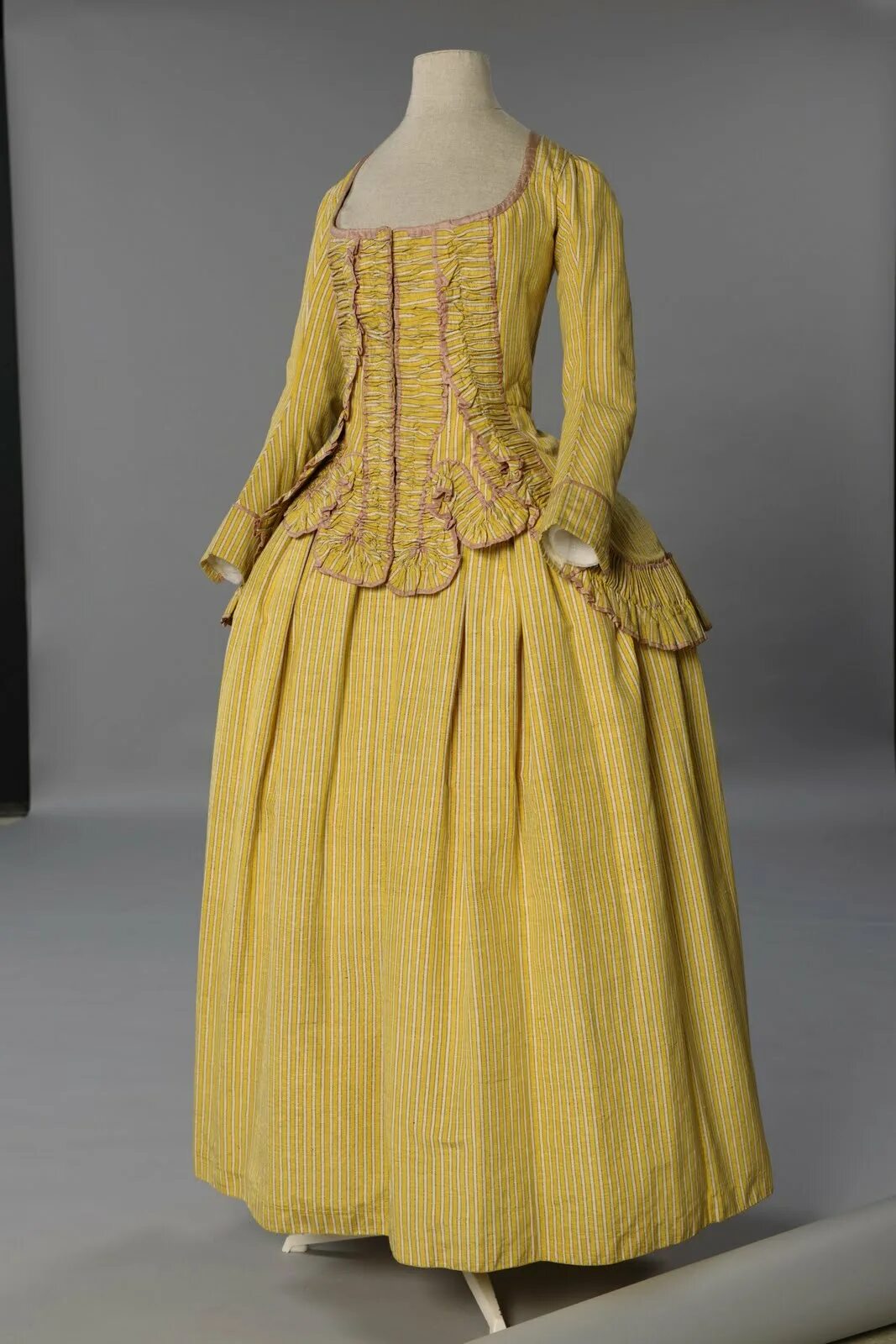 Версаль одежда. Казакин Франция 18 век женский. Казакин одежда рококо. Желтое платье 18 века. Рококо желтое платье.