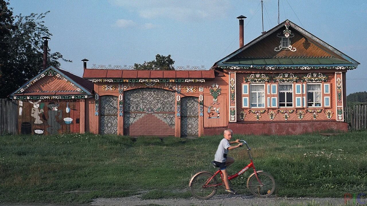 Переезд в деревню жизнь в деревне. Люди в деревенском доме. жизнь в деревне. городские в деревне. советские деревенские дома.