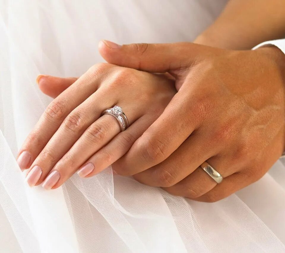 Муж обручальное кольцо. Вступление в брак. На каком пальце носят венчальное кольцо в России. Девушка с парнем на примерки обручальных колец в магазине. Marriage Ring.