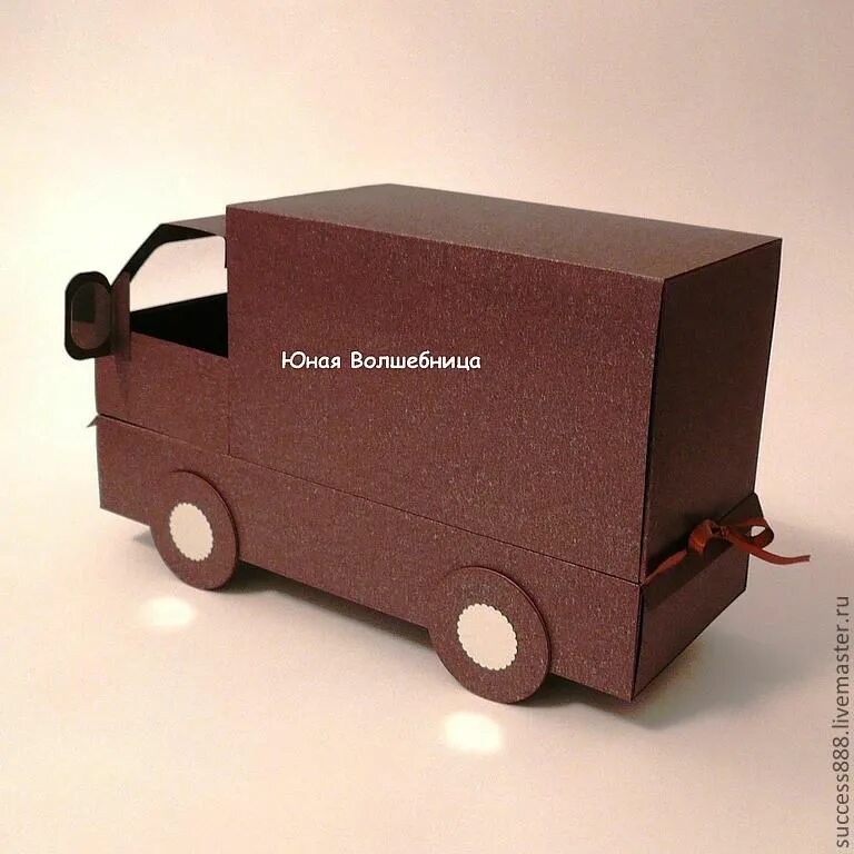 Машина в подарочной коробке. Машина в подарок в подарочной коробке. Машинка из картона. Машинка из коробки для ребенка. Поделка машина из картона.