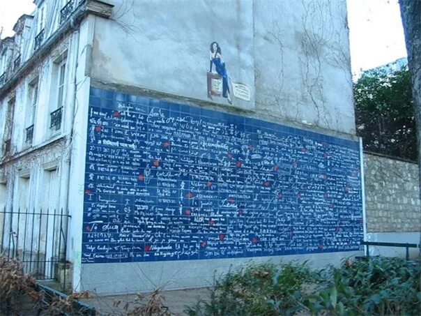 Стена любви в Париже. Монмартр стена любви. Стена любви. Стена любви на Монмартре фото. Сотканный город
