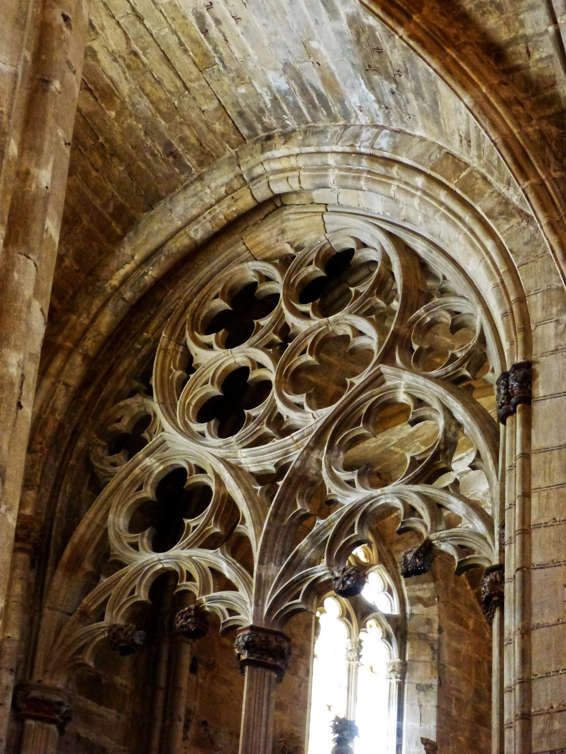 Своды окон. Gothic tracery. Ротонда Готика. Готика камень резьба.