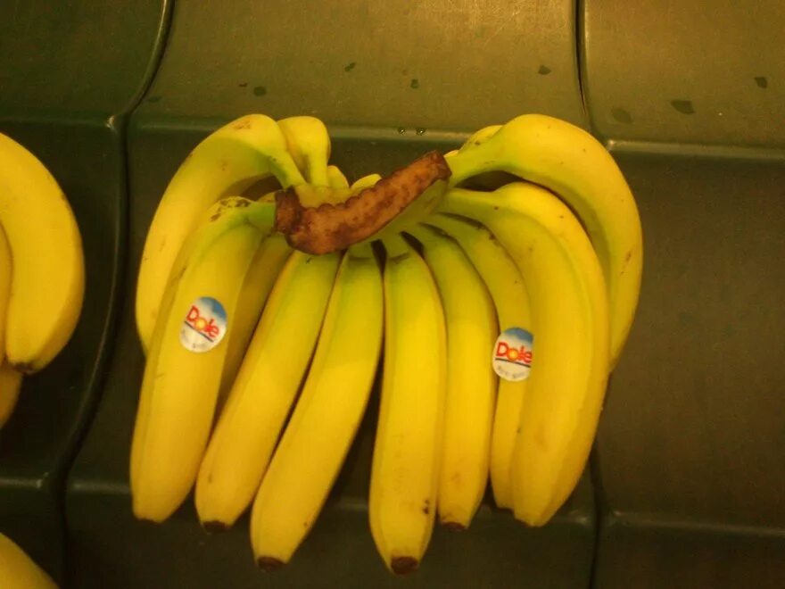 В магазине мы купили связку бананы