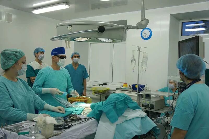 21 больница нейрохирургическое отделение. Нейрохирургическая операция. Нейрохирургическое отделение. Областная больница херсон. Операционная нейрохирургии.