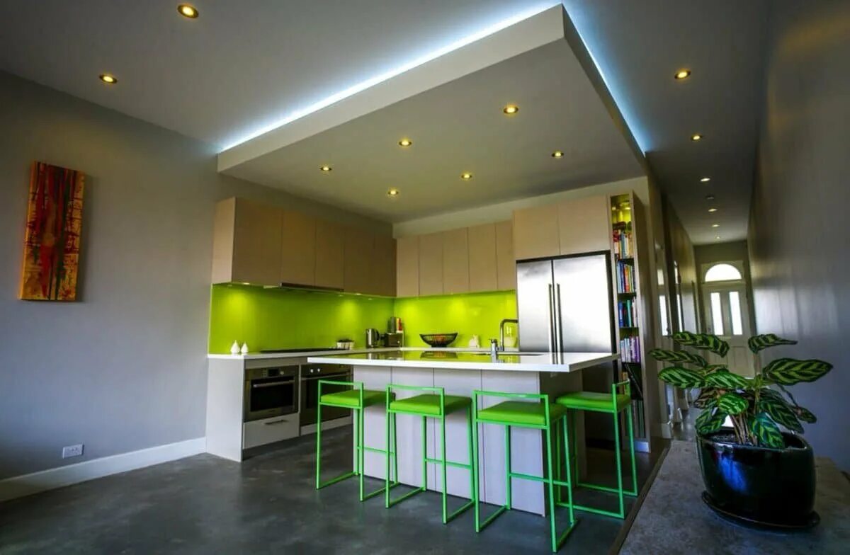 Кухня в потолок. Потолок с подсветкой. Потолочное освещение на кухне. Натяжной потолок на кухне. Кухня с подсветкой фото