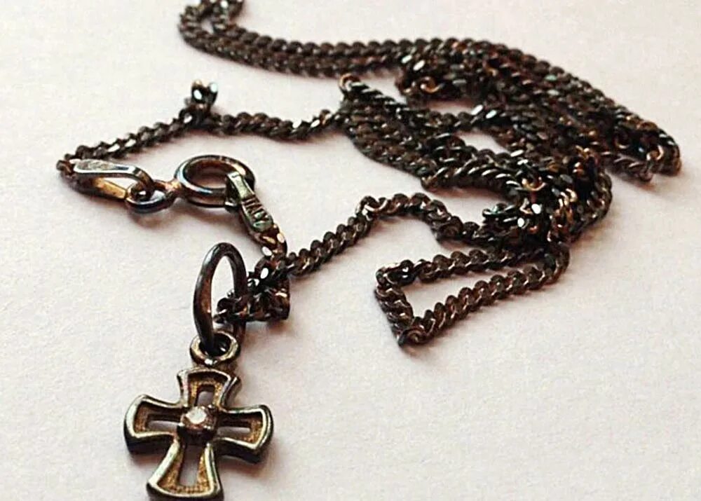 серебро чернеет. почему чернеет серебро. причины почернения серебра. темнеет серебро на шее цепочка. чернеет серебро на теле мужчины.