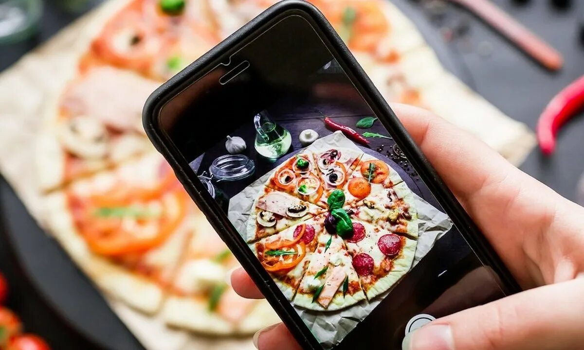Доставка еды д. Фотосъемка еды. Еда смартфон. Фуд съемка пиццы. Красивые роллы и пицца.