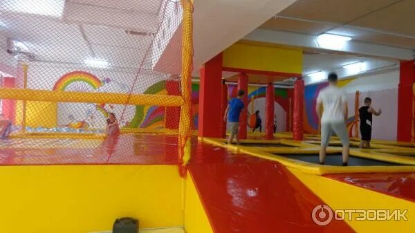 Джамп парк jyp. Батутный парк небо на соколе. Олимпик батуты. Батут школьный. Развлекательные центры в астрахани.