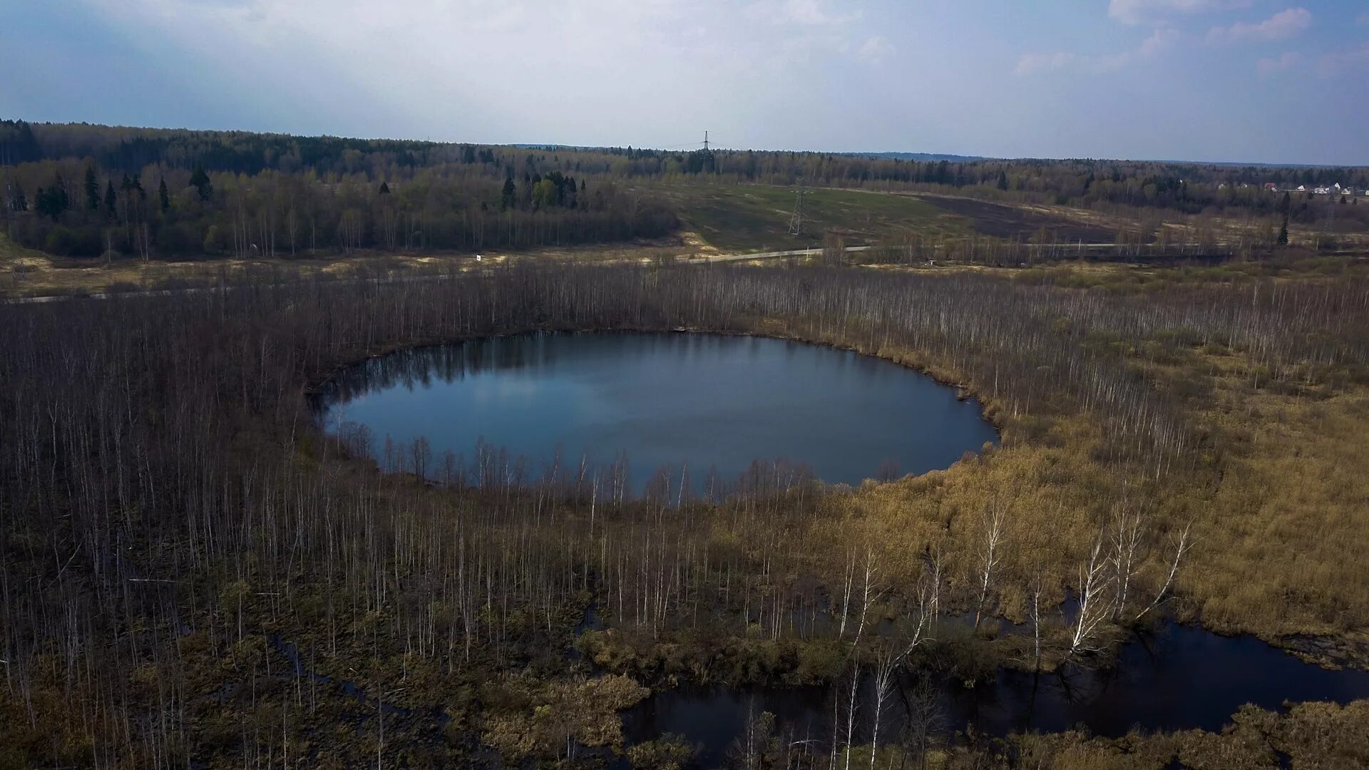 Бездонное круглое озеро в Солнечногорске. Озеро бездонное Солнечногорский район. Озеро круглое Солнечногорский район. Озеро бездонное Нижний Тагил.