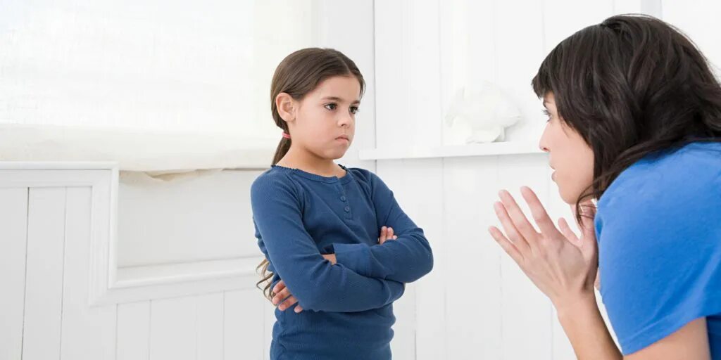 Без разрешения мамы. Родители ругают ребенка. Разговор ребенка с родителями. Ребенок спорит с мамой. Стена между родителями и детьми.
