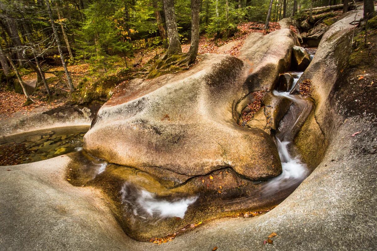 Камень сточенный водой. Вода камень точит. Камень подточенный водой. Капли воды точат камень. Почему вода камень точит