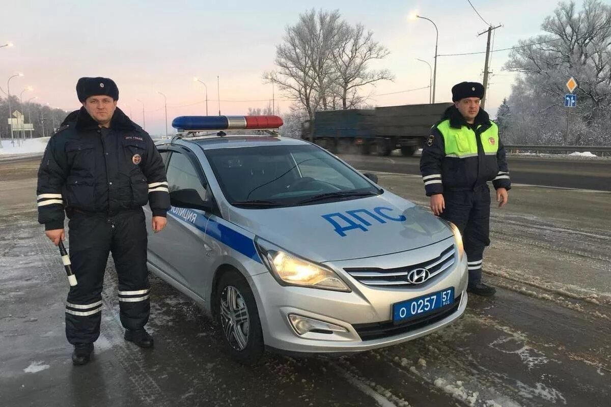 Новости гаи александрова. Инспектор ГИБДД В машине. Сотрудники ГАИ Орел. ДПС. Сотрудники ДПС Мценск.