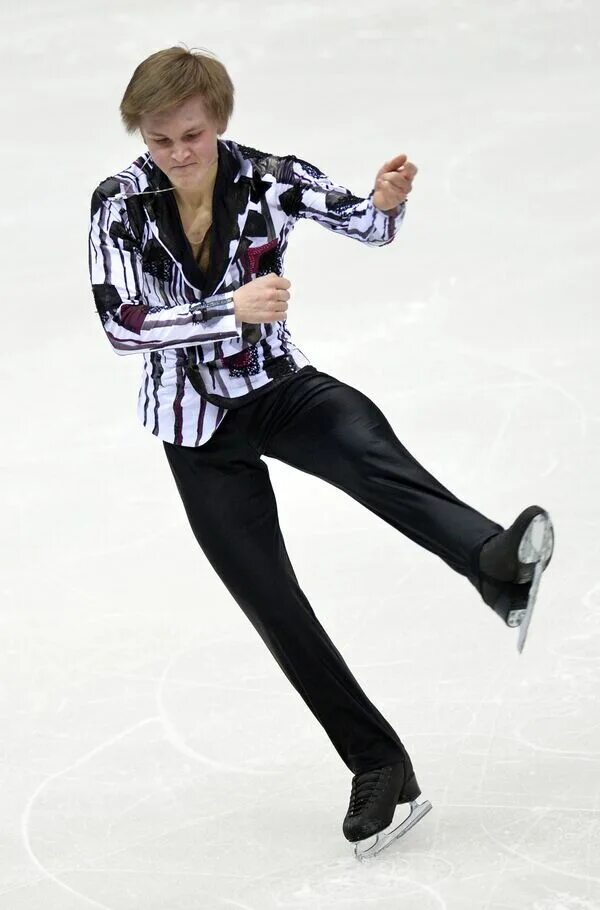 Фигурист одиночник. Фигуристы россии мужчины одиночники 2022. Хавьер фернандес skate canada 2012 год. Лучшие российские фигуристы мужчины одиночники. Фигурист одиночник.