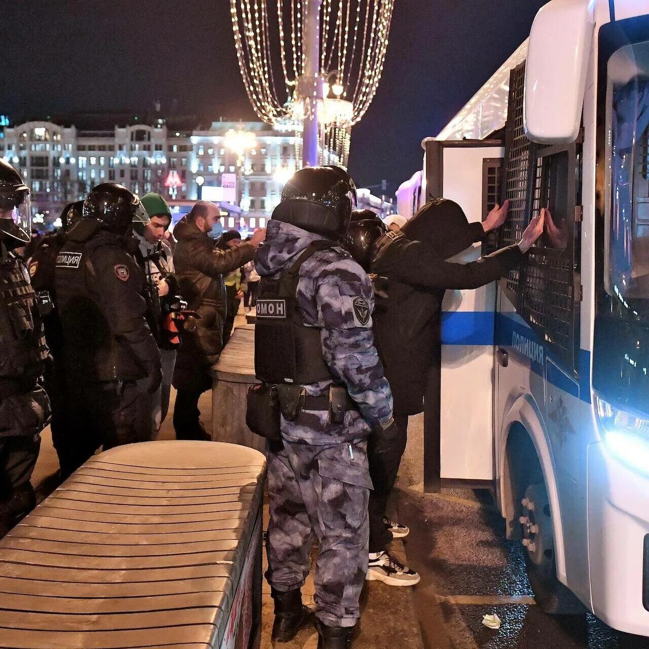 Девушка кинула коктейль. Полиция это силовая структура. Полицейские в Москве лицо. Полиция силовики. Главный полицейский Москвы.