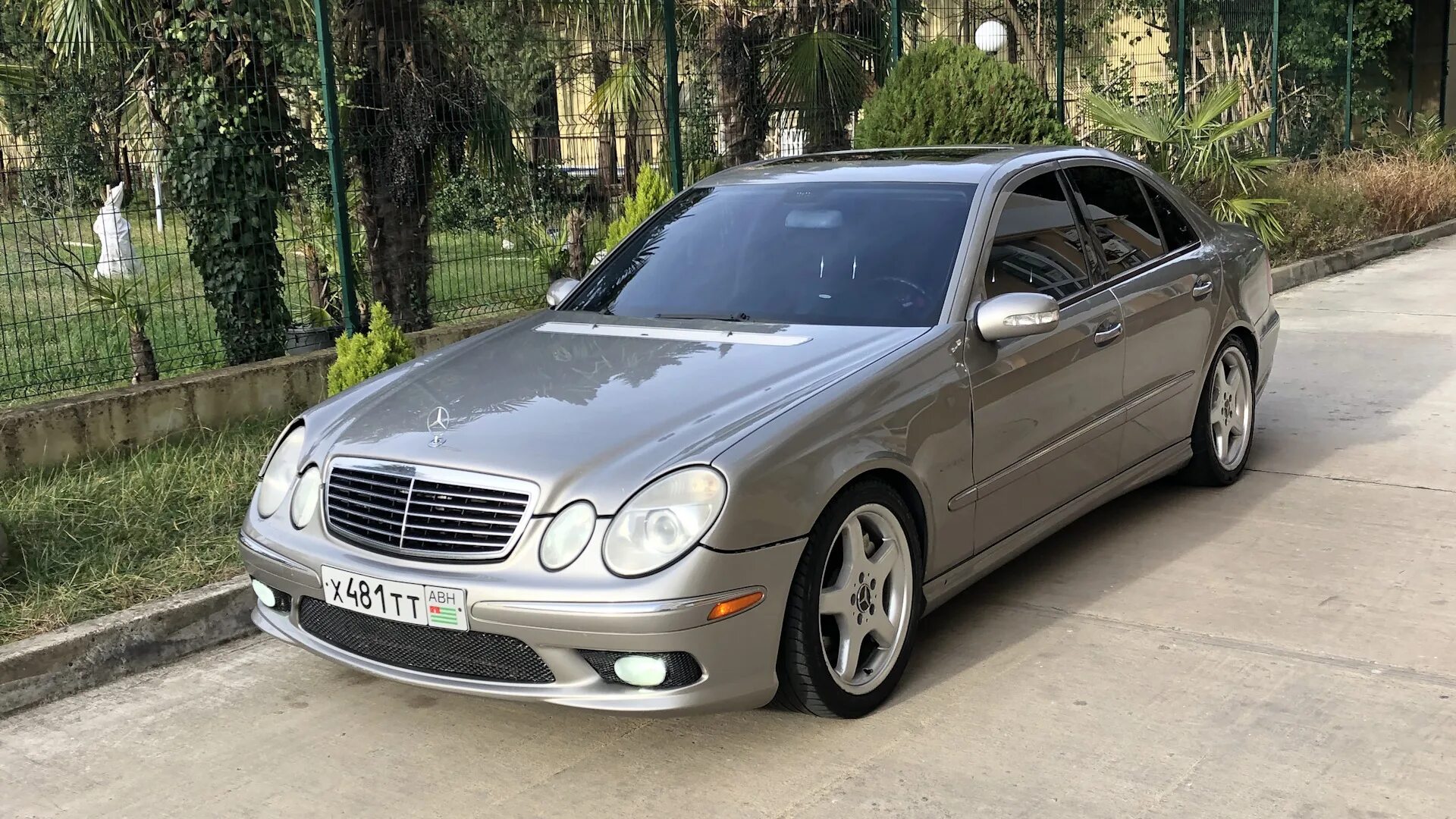 Купить мерседес 2004. Мерс Ешка 211. 2004 Mercedes e55 AMG. Мерседес Ешка 2004. Мерседес 211 с Абхазии.