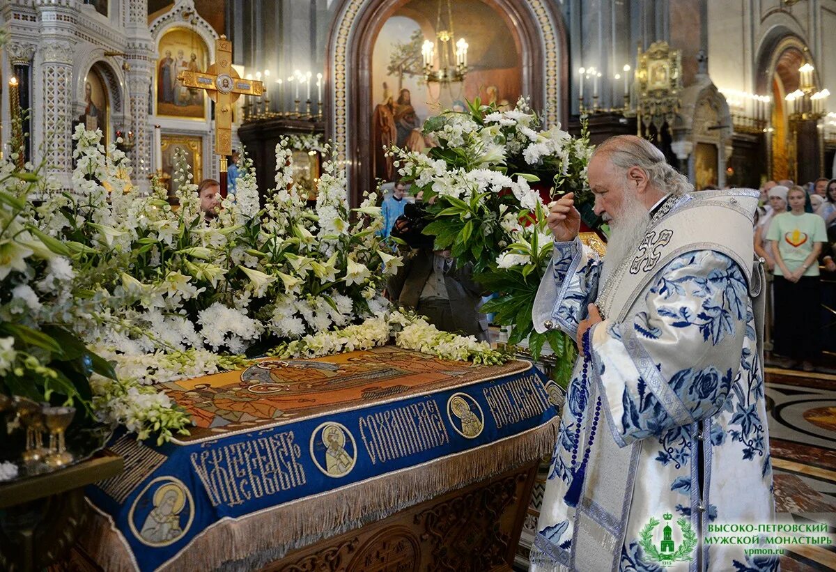 Храм христа спасителя успение пресвятой богородицы. Успение пресвятой богородицы храм христа спасителя. украшение храма на успение пресвятой богородицы. успение пресвятой богородицы плащаница.