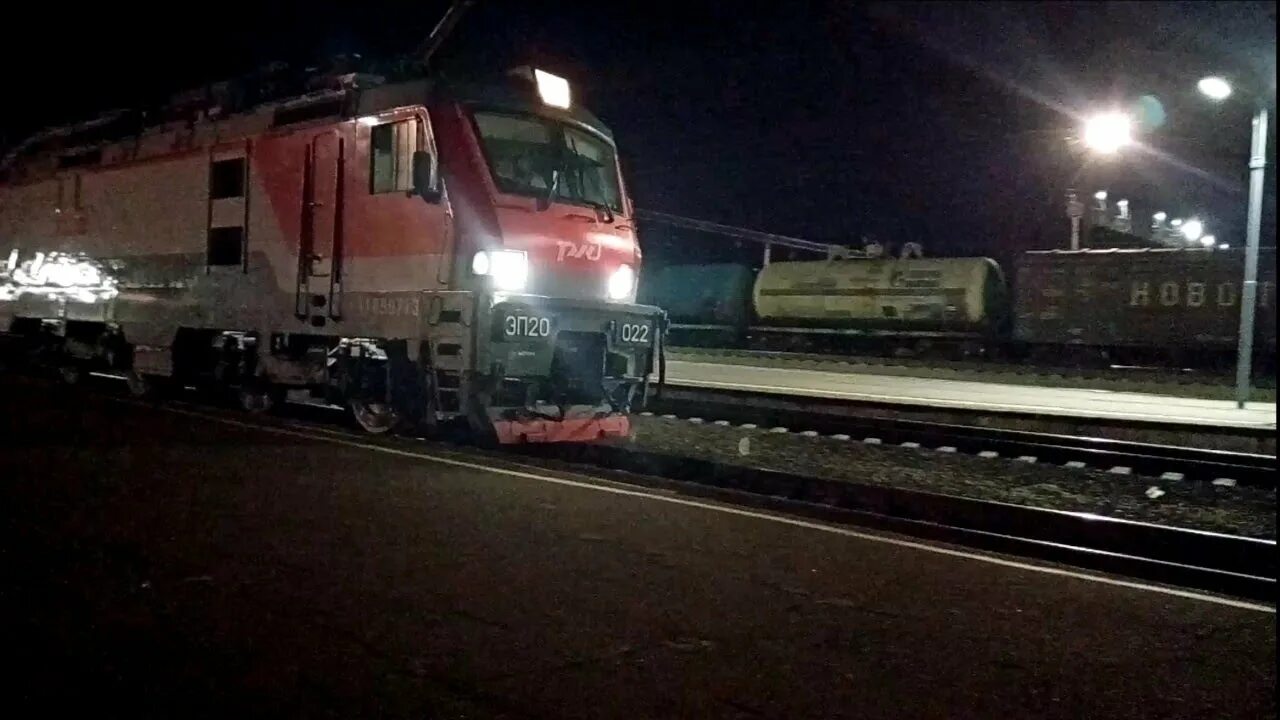 Станция лиски вид сверху. Станция лиски воронежская область. Жд вокзал лиски платформы. Краснодар железная дорога. Поезда.