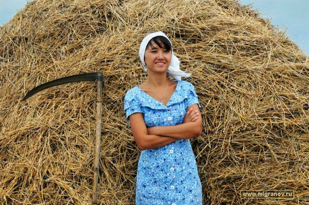Молодая женщина на селе. Женщина на сенокосе. Девушки на сенокосе. Красивые крестьянки. Женщина с косой.