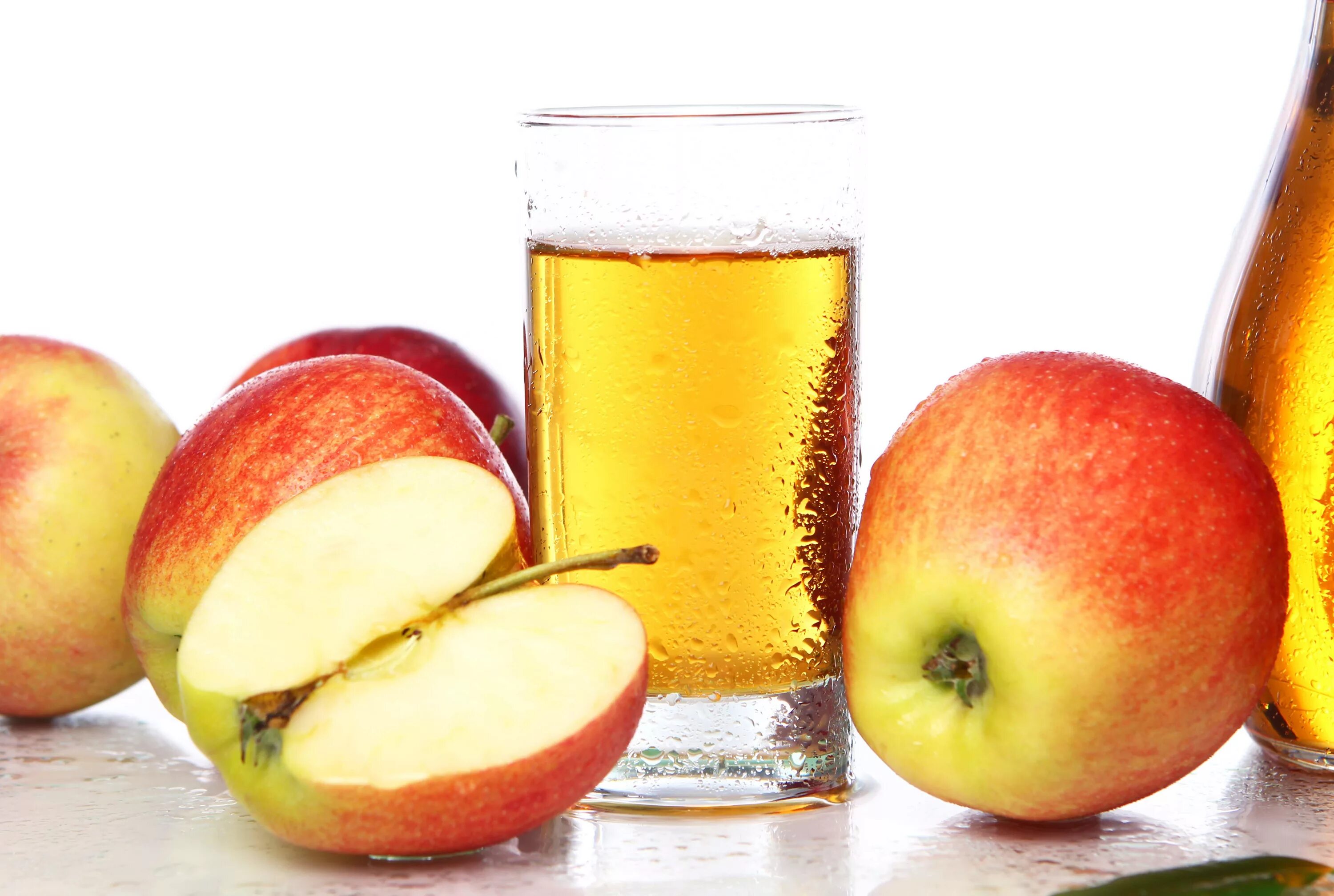 Яблоко после еды можно. Яблочный сок. Сок о! Яблоко. Напиток сок яблочный. Яблочный сок на прозрачном фоне.