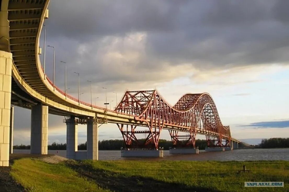 Ханты-Мансийск мост красный дракон. Мост дракона Ханты Мансийск. Мост через Иртыш в Ханты-Мансийске. Мост через реку Иртыш в Ханты-Мансийске красный дракон.