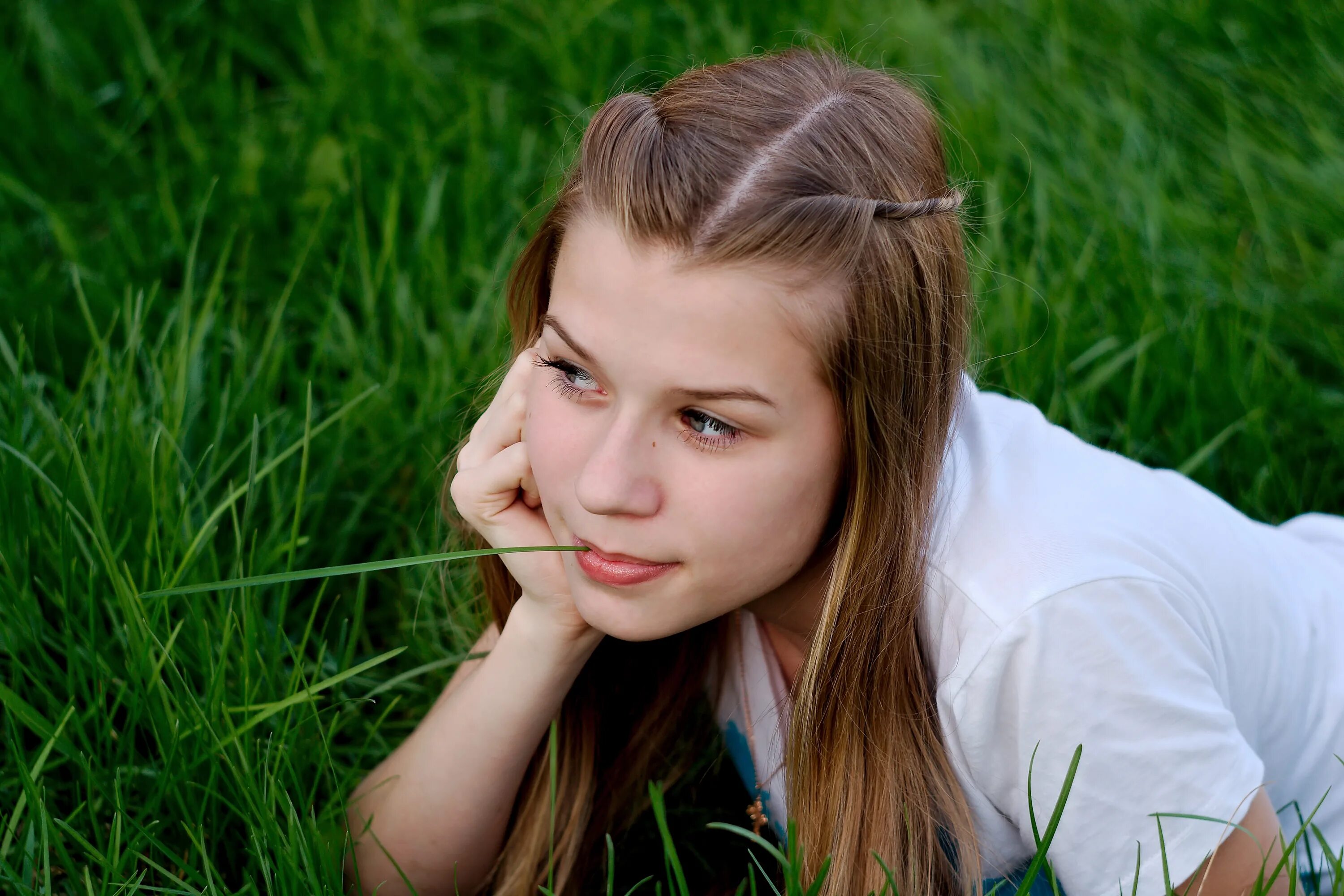 Young french. Портрет. Человек девушка. Десятилетняя девочка на траве. Фото людей девушек.