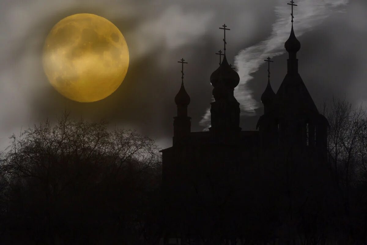 Церковь ночью. Туман храм ночь. Церквушка ночью. Церковь и Луна.