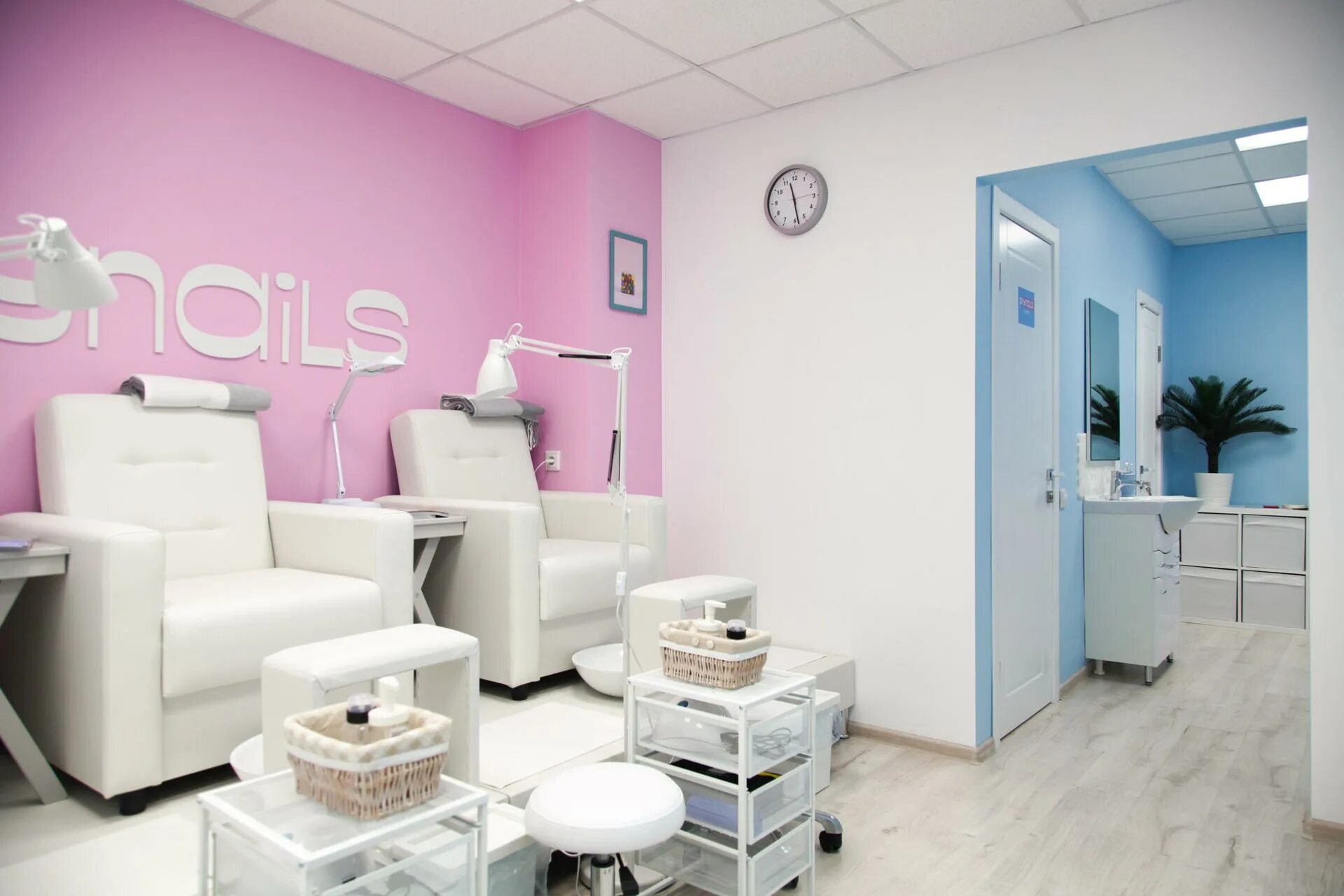 Сеть салонов маникюра и педикюра NailMaker Bar цены, адреса в Москве
