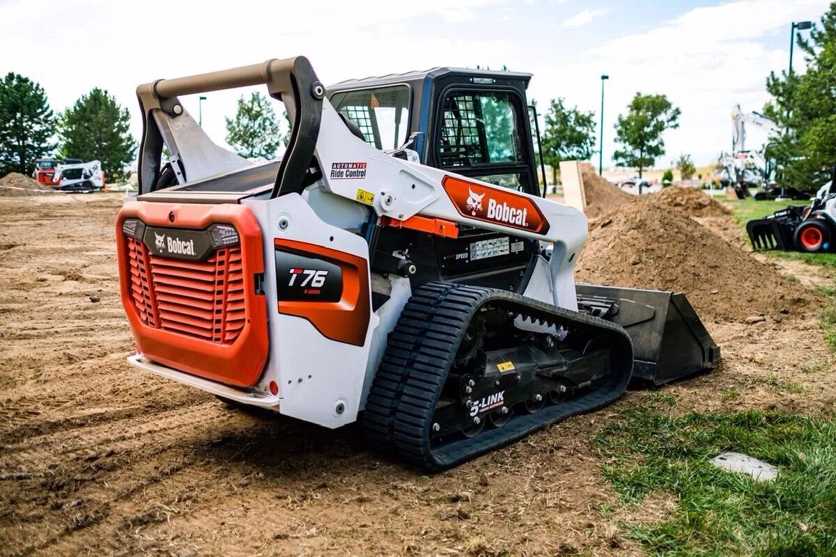 Bobcat гусеничный. Бобкэт t650. Погрузчик Bobcat t770. Мини-погрузчик Bobcat t650. Бобкэт s450.